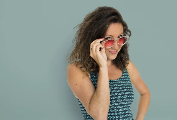 Mujer ajustando gafas de sol —  Fotos de Stock