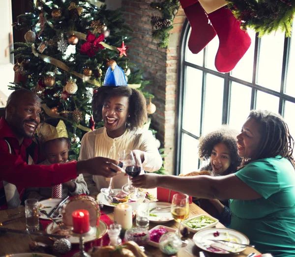 Família celebrando véspera de Natal em casa — Fotografia de Stock