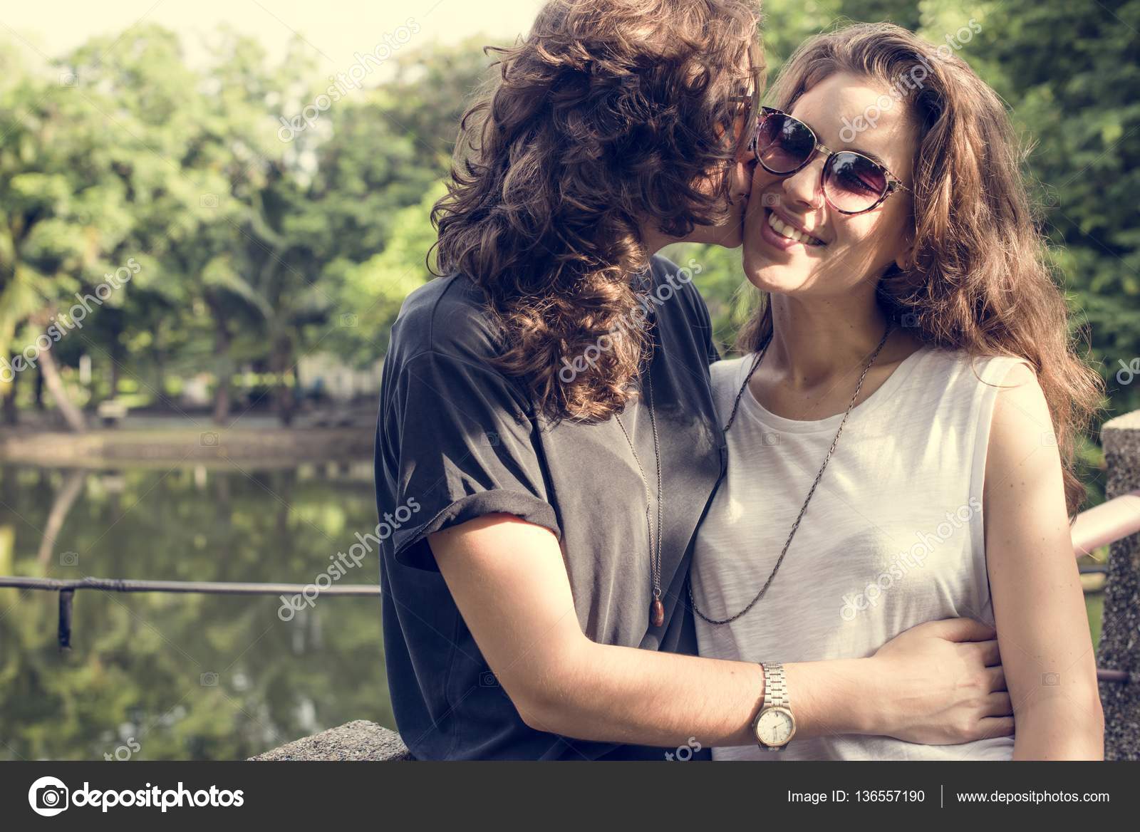 obrazy lesbijek całujących