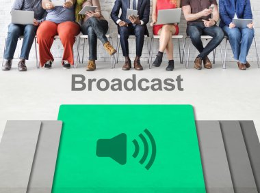 Dijital aygıtlar kullanan insanlar 