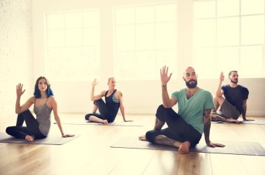 Yoga pratik egzersiz yaparak arkadaşlar 