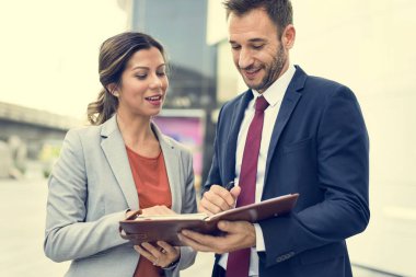 iş adamları iş tartışıyor