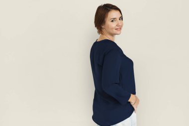 kadın stüdyoda poz 