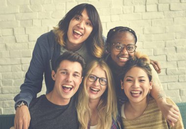 Öğrenciler birlikte sarılma