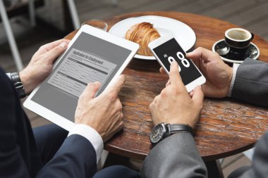 dijital cihazlar kullanarak iş adamları,