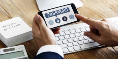 Akıllı telefon kullanan iş adamı