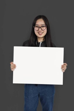 kadın stüdyoda poz