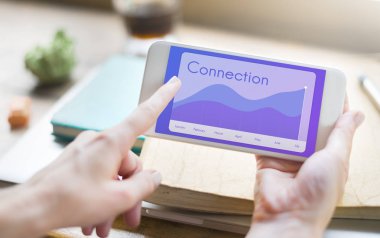 Akıllı telefon kullanan adam.