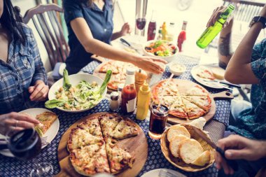 Pizza Yiyen Arkadaşlar