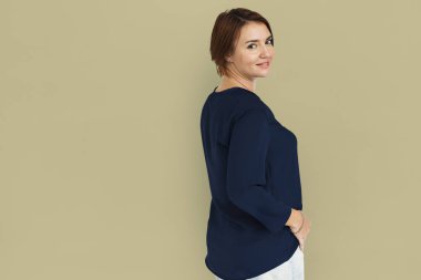 kadın stüdyoda poz 