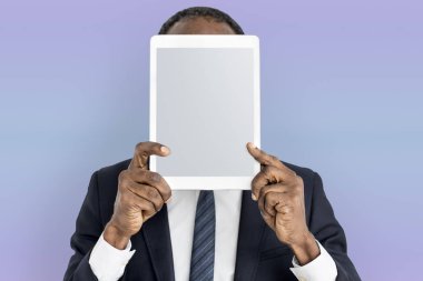 kişi holding dijital tablet 