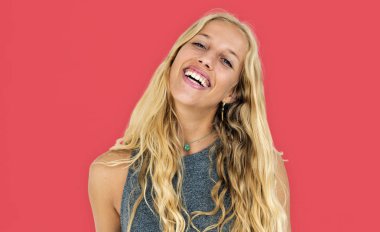 kadın stüdyoda poz 