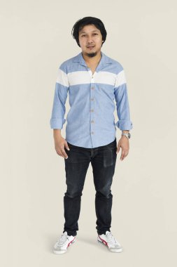 Stüdyoda poz veren adam