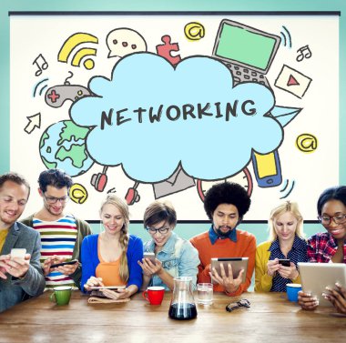 Dijital cihazlar çok ırklı insanlarla.