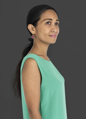 kadın stüdyoda poz 