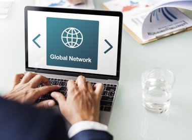 tipik dizüstü klavye üzerinde işadamı