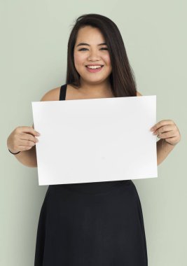 kadın stüdyoda poz