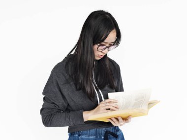 kadın stüdyoda poz