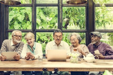 Kıdemli arkadaşlar kullanarak dijital cihazlar