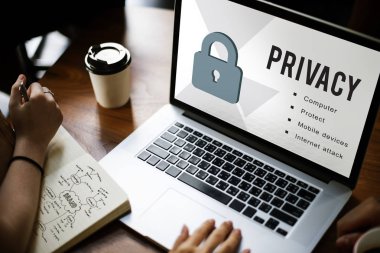 Dizüstü bilgisayarda çalışan kadın