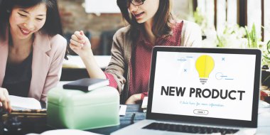 çalışma ve dizüstü bilgisayar kullanarak bir işkadını