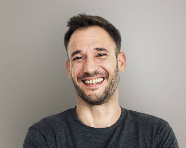 yakışıklı gülen adam