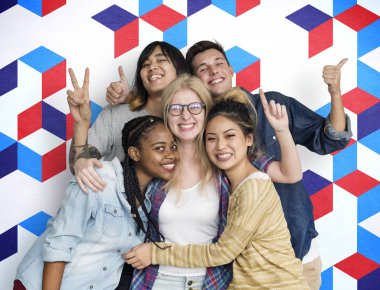 Öğrenciler birlikte sarılma