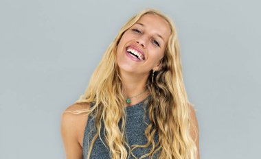 kadın stüdyoda poz 