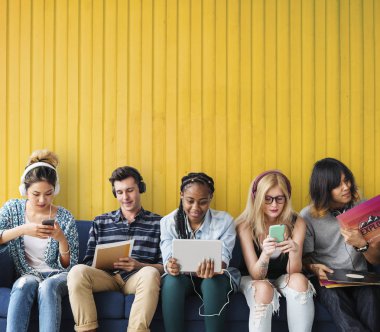 Dijital cihazlar kullanan öğrenciler 