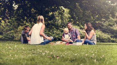 Aile piknikten hoşlanıyor