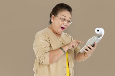 üst düzey kadın stüdyoda poz