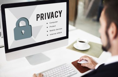 Ofiste çalışan bir iş adamı.