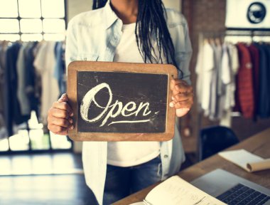 moda deposunda çalışan kadın