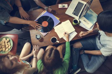 Arkadaşlar birlikte takılıyor.