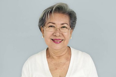 üst düzey kadın stüdyoda poz