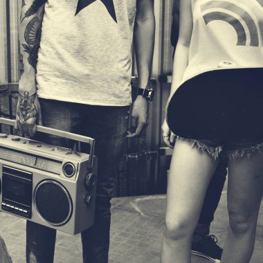 Retro radyo tutan adam