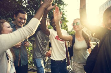 Çeşitli gençler iyi eğlenceler