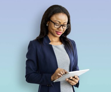 Dijital tablet kullanan iş kadını 