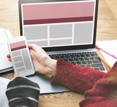 dizüstü bilgisayar ve smartphone ile kız
