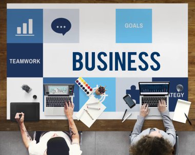 dizüstü bilgisayarlarda çalışan insanlar