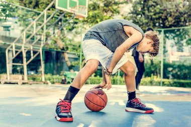  adam ve çocuk basketbol oynarken