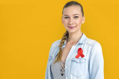 Stüdyoda genç bir kadın 