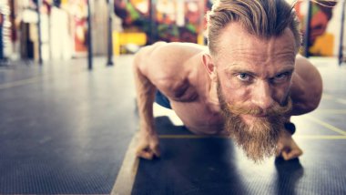 Şınav çeken adam.