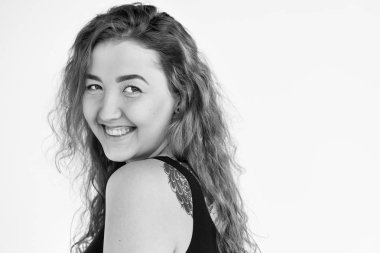 Kıvırcık saçlı güzel bir kadın.