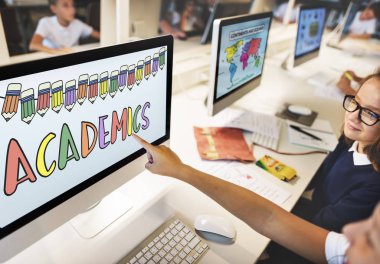 Öğrenciler bilgisayar sınıfta