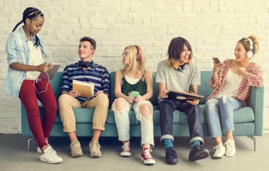 Dijital cihazlar kullanan öğrenciler 