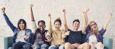 Öğrenciler birlikte sarılma