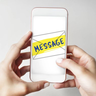 Cep telefonu ellerinde.