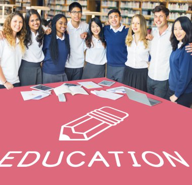 Öğrenci çalışma masasında çeşitlilik grubu