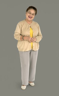 üst düzey kadın stüdyoda poz